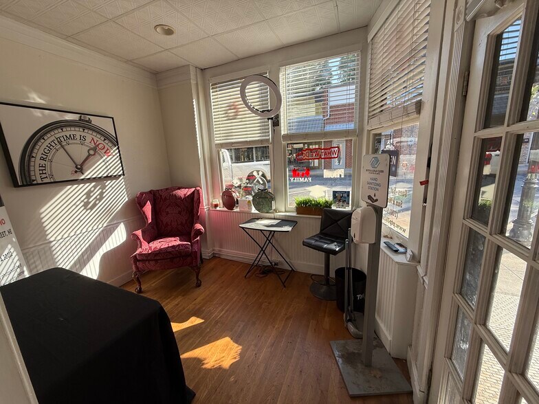 More Photos Of 923 Commercial St, Conyers Storefront For Sale