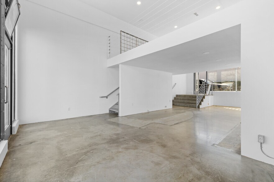 More Photos Of 1501 Main St, Venice Storefront Retail Office For Lease