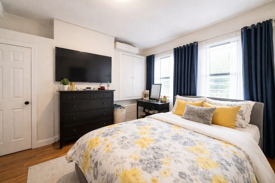 More Photos Of 7037 72nd Pl, Glendale Apartments For Sale