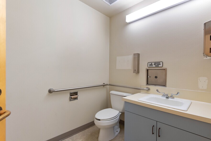 More Photos Of 1200 N 14th Ave, Pasco Medical For Sale