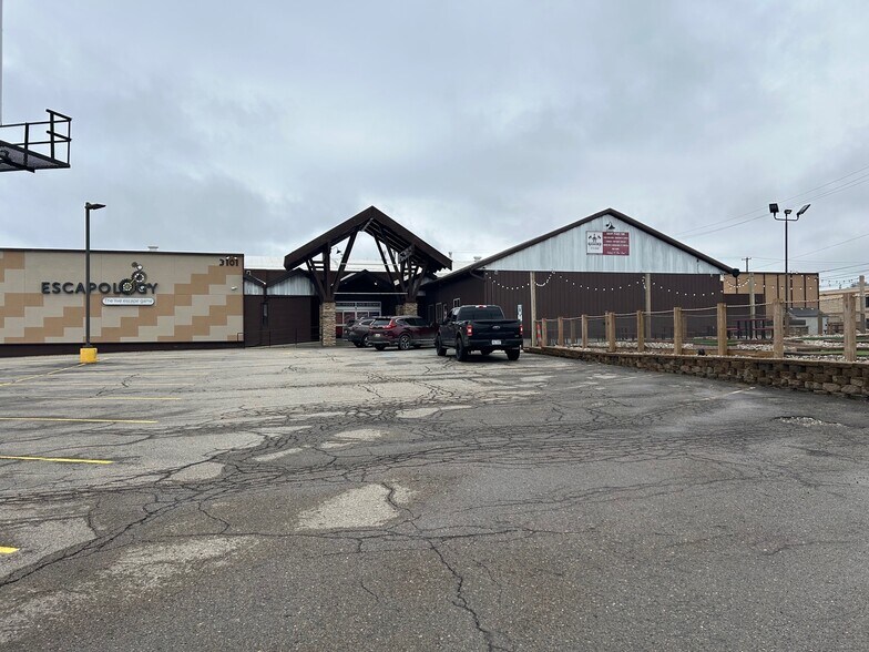Primary Photo Of 3101 E Grand River Ave, Lansing Bowling Alley For Sale