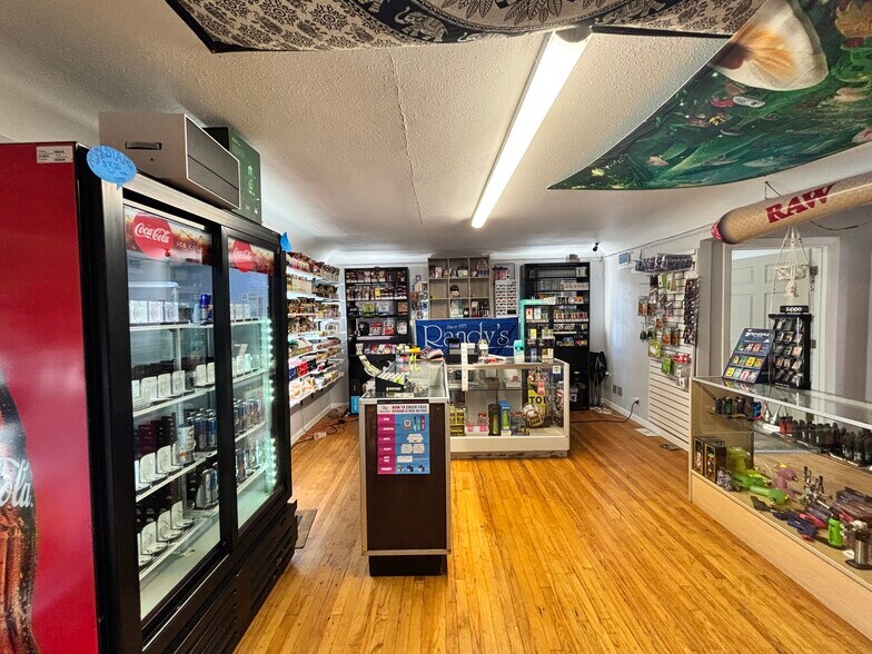 More Photos Of 4131 River Rd N, Salem Freestanding For Lease