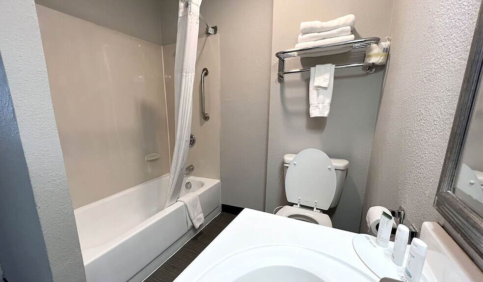 More Photos Of 2002 W War Memorial Dr, Peoria Hotel For Sale