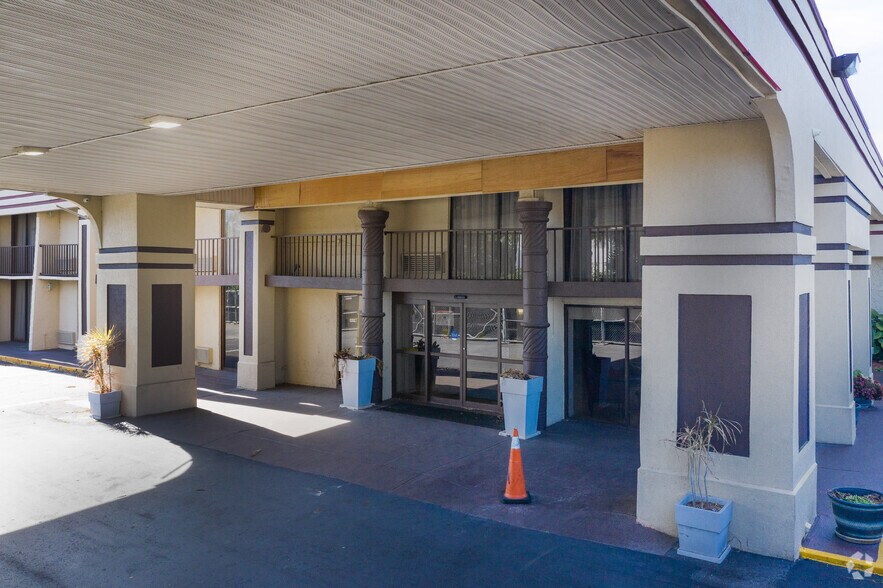 More Photos Of 1401 Atlantic Blvd, Neptune Beach Hotel For Lease