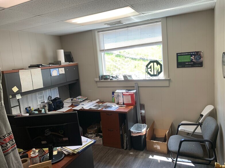 More Photos Of 70 Pitney Rd, Lancaster Warehouse For Lease