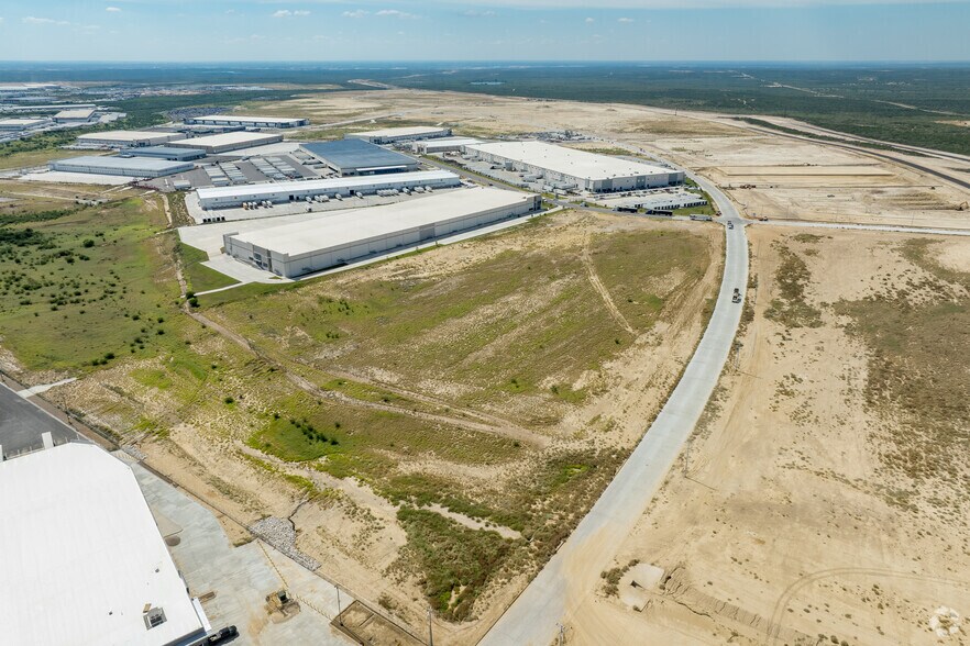 More Photos Of 15409 Fatima Dr, Laredo Industrial For Lease