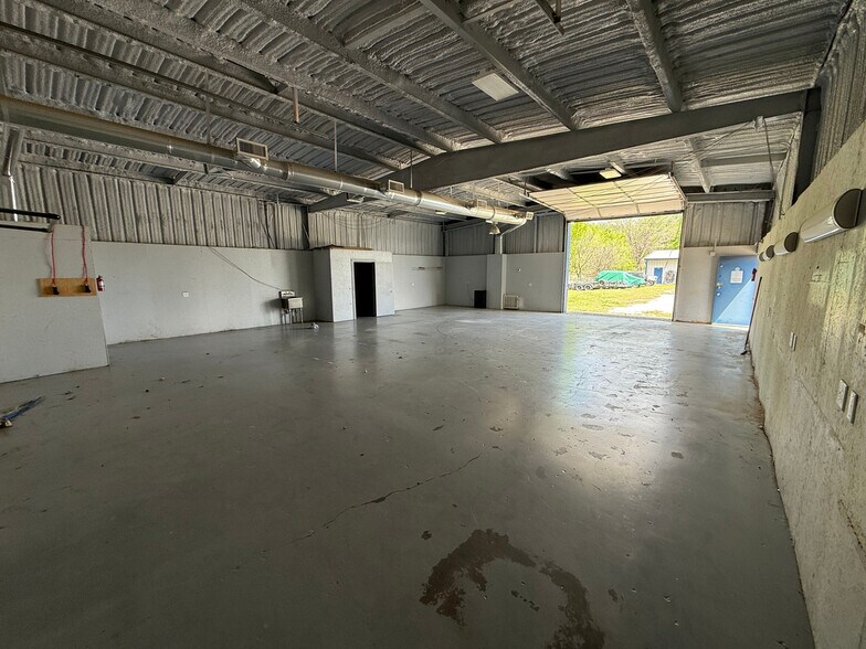 More Photos Of 309 N East St, Sherman Warehouse For Lease