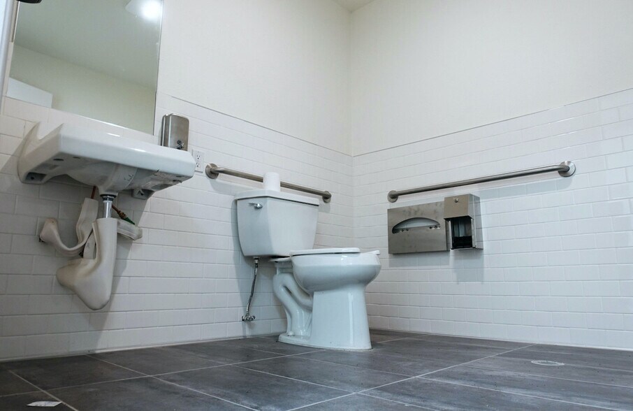 More Photos Of 1277 Garnet Ave, San Diego Storefront Retail Office For Lease