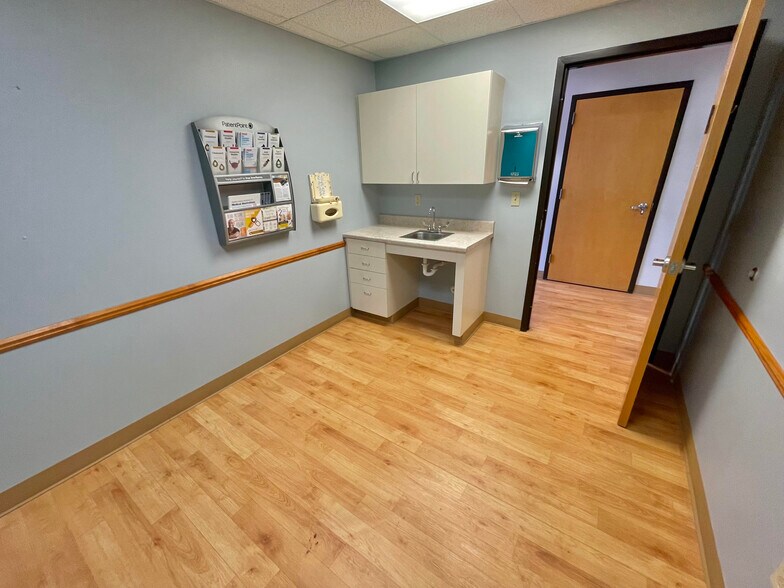 More Photos Of 1125 E Michigan Ave, Battle Creek Storefront Retail Office For Lease