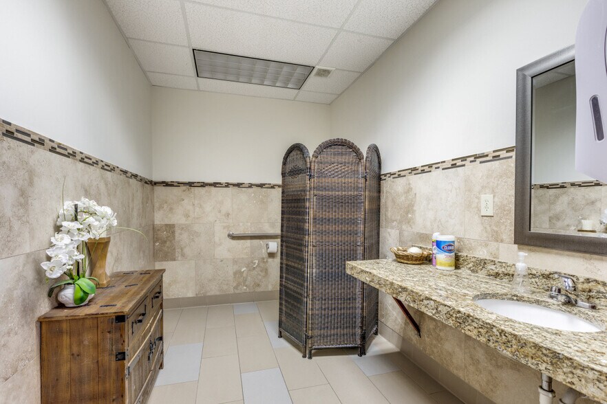 More Photos Of 12925 Lyndon B Johnson Fwy, Garland Showroom For Lease