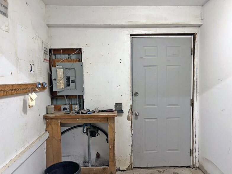 More Photos Of 2010 Schaper Ave, Erie Warehouse For Sale