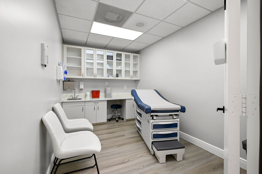 More Photos Of 1801 SE Hillmoor Dr, Port Saint Lucie Medical For Lease