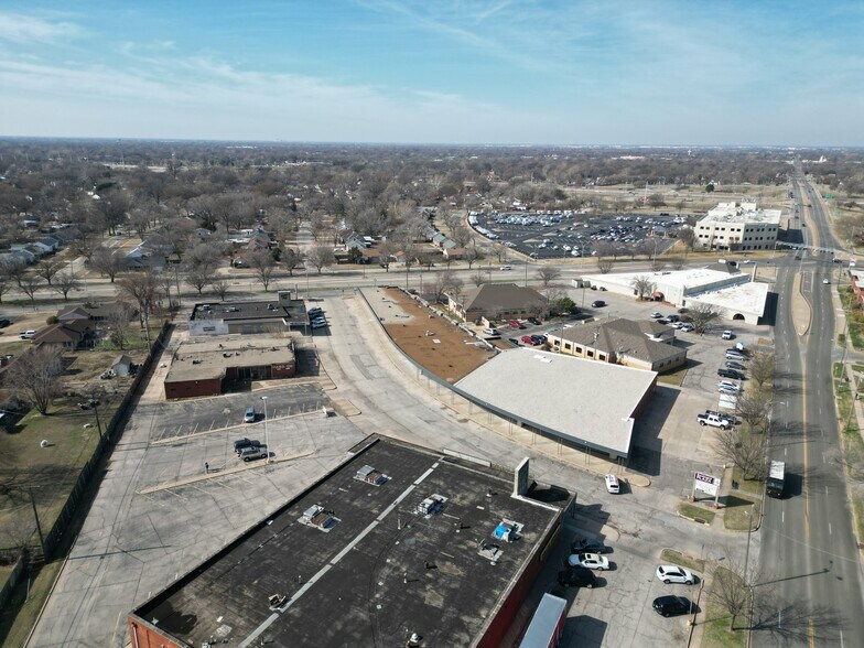 More Photos Of 2747 Boulevard Plz, Wichita Unknown For Lease