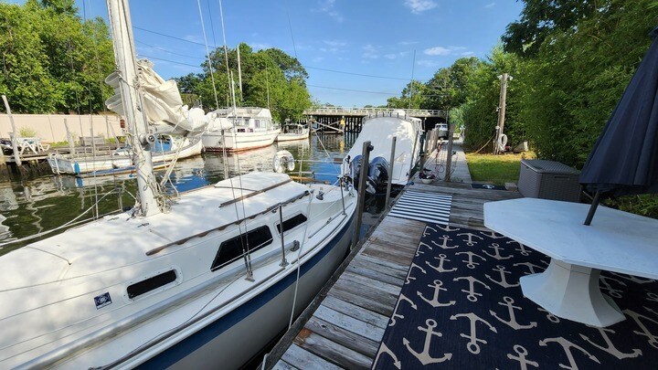 More Photos Of 302 Middle Rd, Blue Point Restaurant For Sale