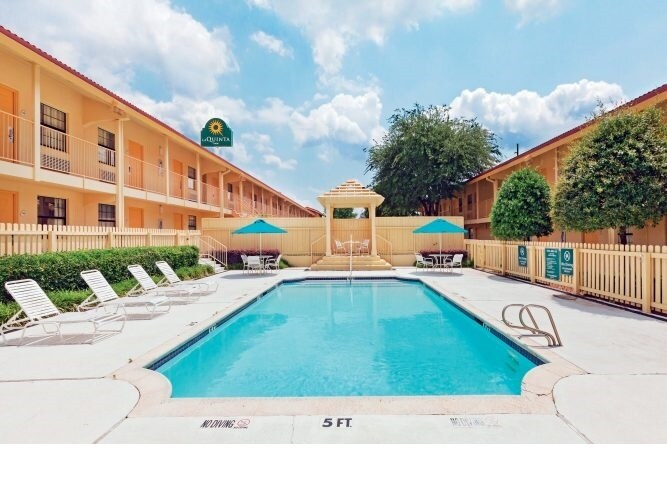 More Photos Of 5201 N State Line Ave, Texarkana Hotel For Sale