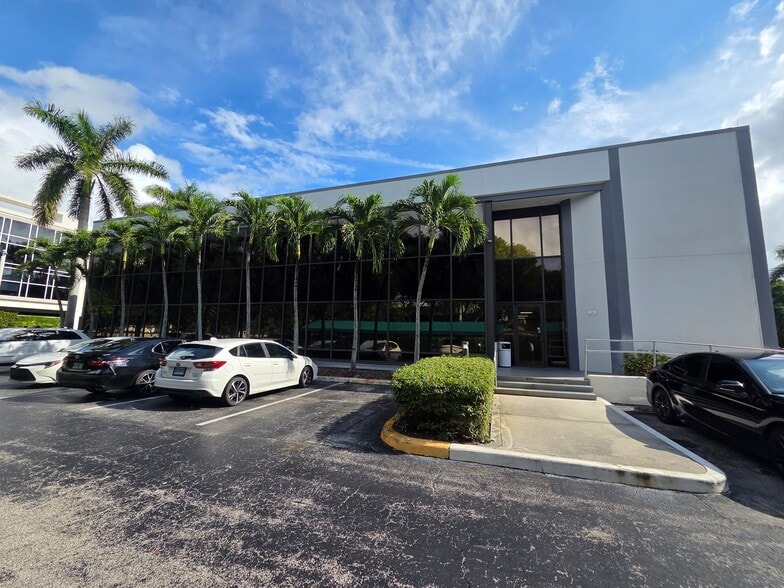More Photos Of 2201 NW Corporate Blvd, Boca Raton Medical For Lease