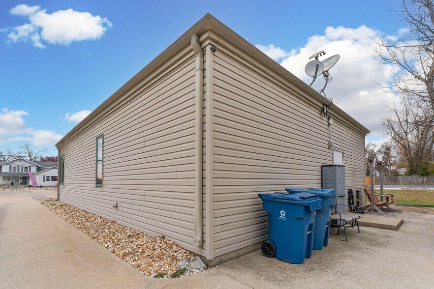 More Photos Of 208 N Main St, Nixa Freestanding For Sale