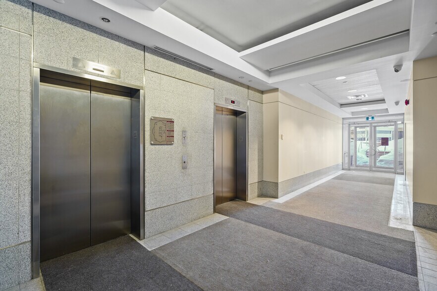 More Photos Of 8585 Rte Transcanadienne, Montréal Office For Lease