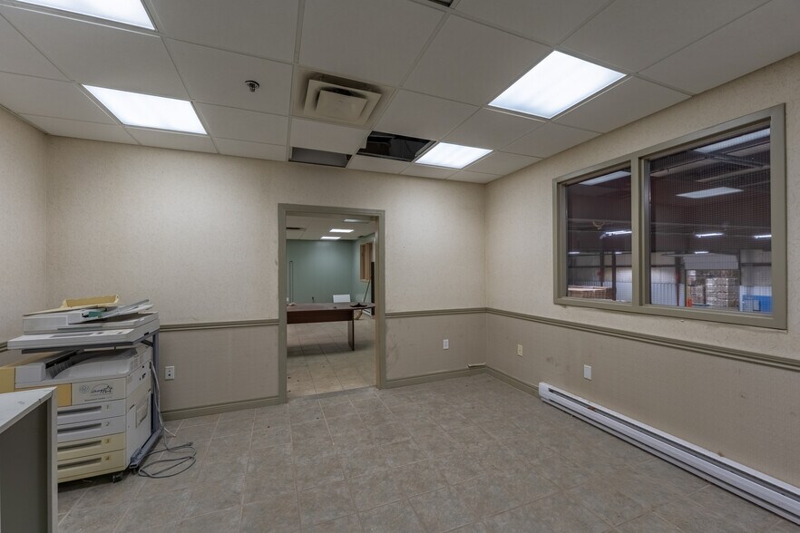 More Photos Of 396 Henry St, Brantford Manufacturing For Lease