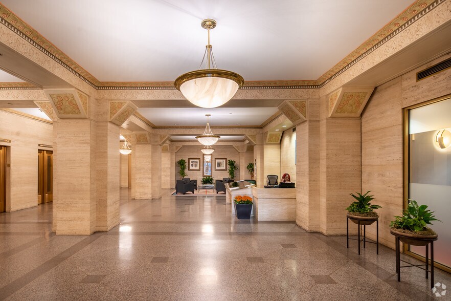 More Photos Of 211 W Wacker Dr, Chicago Office For Lease