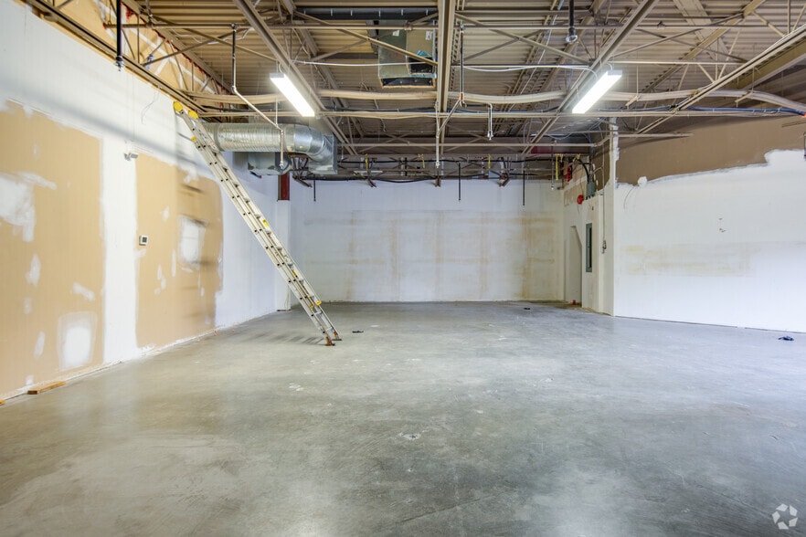 More Photos Of 1601-1715 152 St, Surrey Storefront Retail Office For Lease