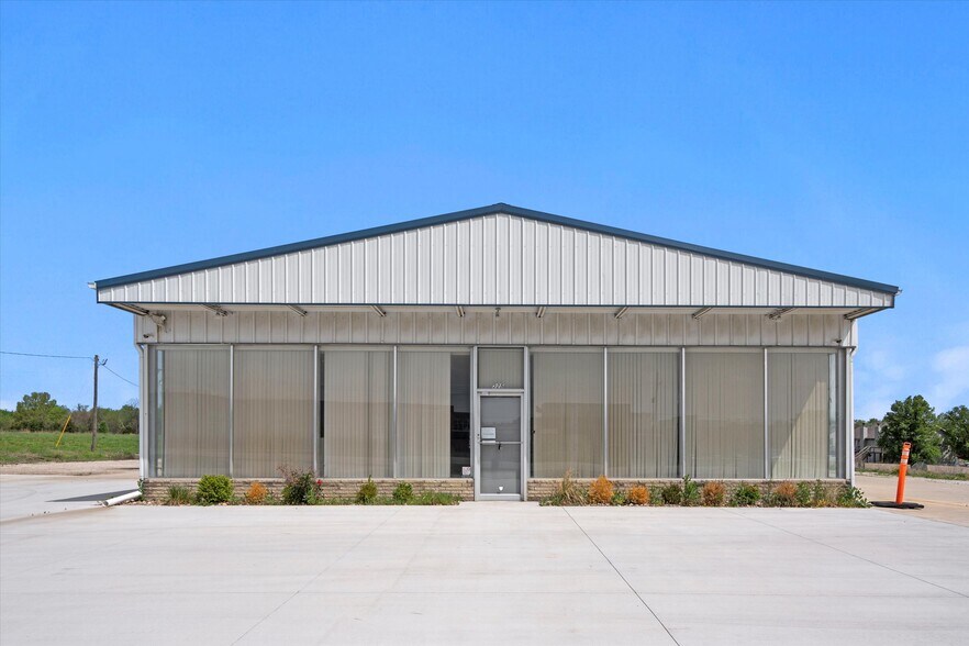Primary Photo Of 325 E State Ave, Tonganoxie Auto Dealership For Lease