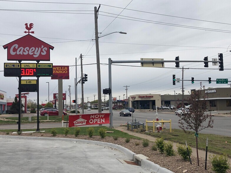 More Photos Of 434 S West St, Wichita Freestanding For Lease