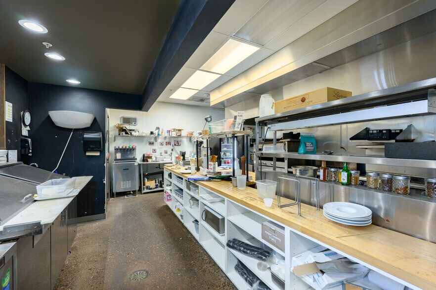 More Photos Of 645 NE 3rd St, Mcminnville Storefront Retail Office For Lease