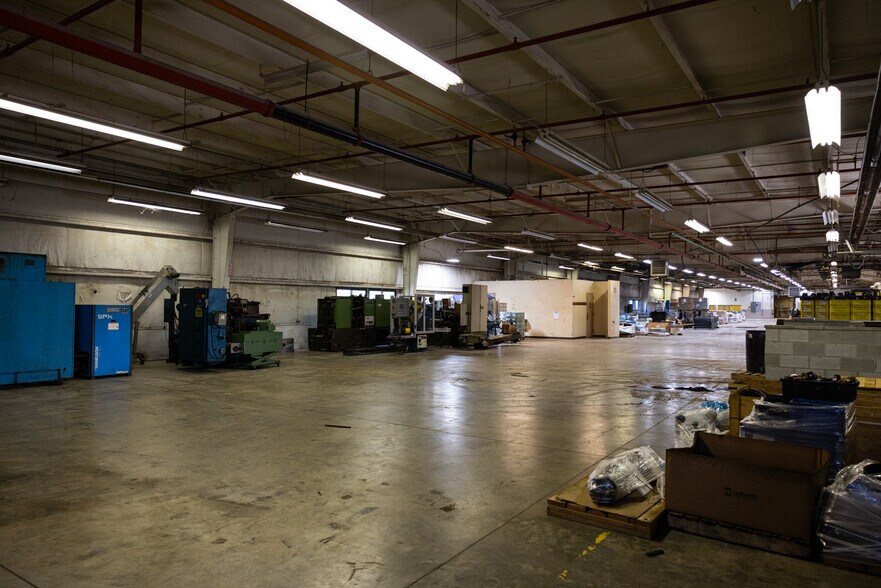 More Photos Of 246 E 4th St, Ashland Light Distribution For Sale