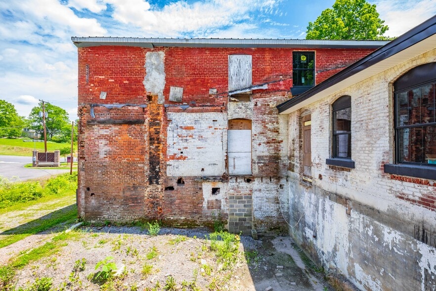 More Photos Of 1340 W Main St, Wytheville Loft Creative Space For Sale