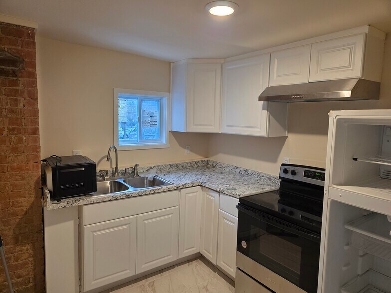 More Photos Of 25 Mill St, Middletown Storefront Retail Residential For Sale