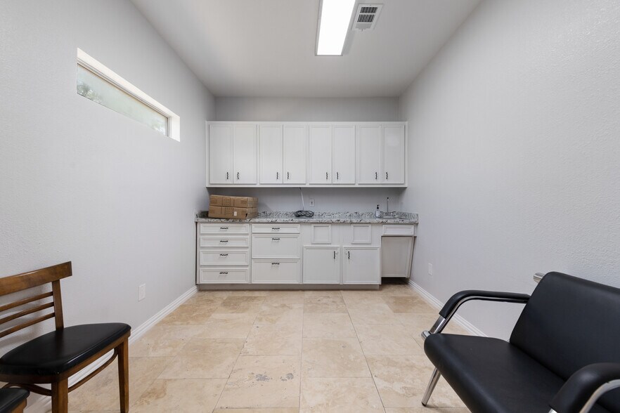 More Photos Of 103 Thousand Oaks Blvd, Georgetown Medical For Lease