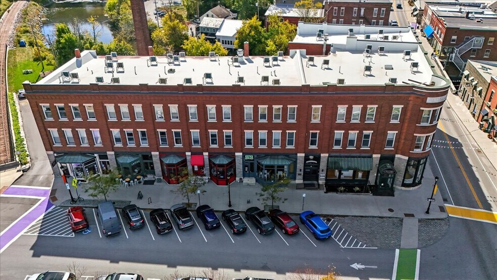 More Photos Of 10 Merchants Row, Middlebury Apartments For Sale