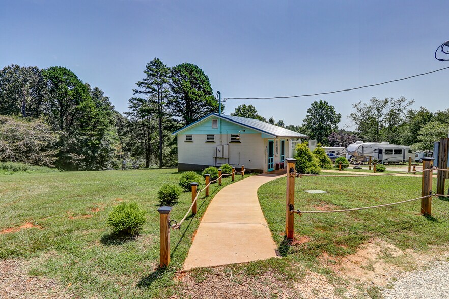More Photos Of 1105 W Lake Rd, Spout Spring Trailer Camper Park For Sale