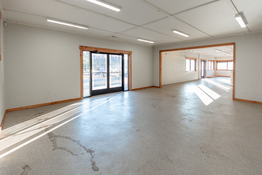 More Photos Of 535 W Main St, Franklin Specialty For Sale