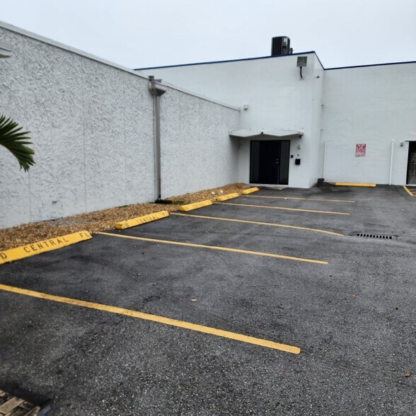 More Photos Of 460 W 84th St, Hialeah Showroom For Lease