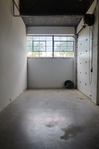 More Photos Of 2727 W Mockingbird Ln, Dallas Unknown For Lease