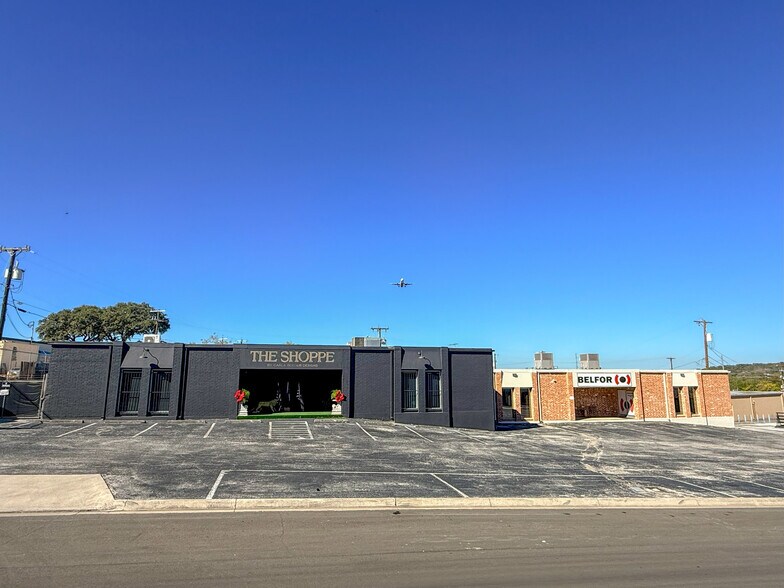 More Photos Of 12131-12137 Valliant St, San Antonio Showroom For Sale