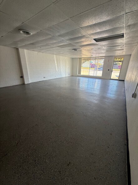More Photos Of 502-512 S Sheridan Rd, Tulsa Unknown For Lease