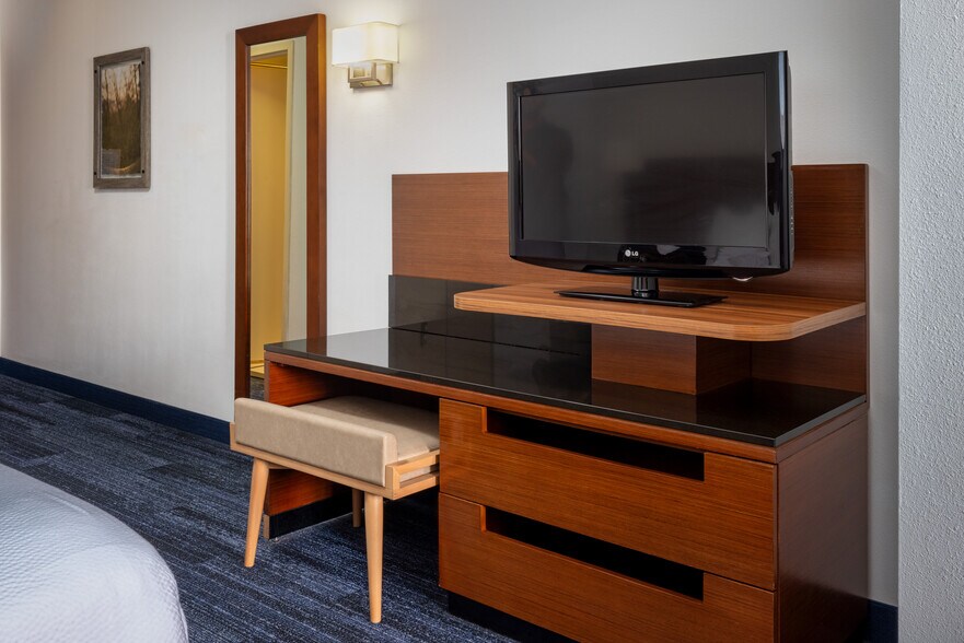 More Photos Of 809 Venture Dr, Smithfield Hotel For Sale