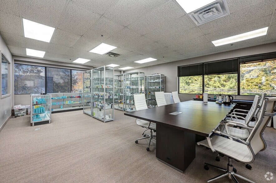 More Photos Of 190 Veterans Dr, Northvale Distribution For Lease