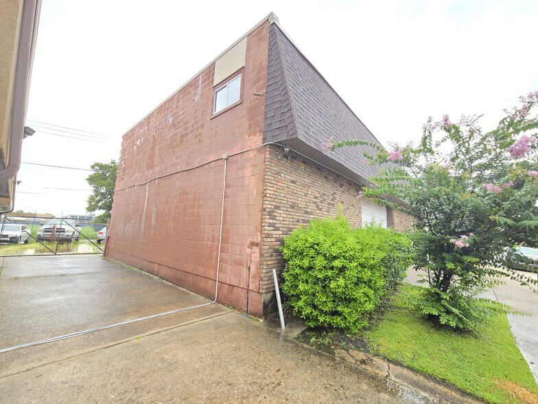 More Photos Of 3001 Jean Lafitte Pky, Chalmette Light Distribution For Sale