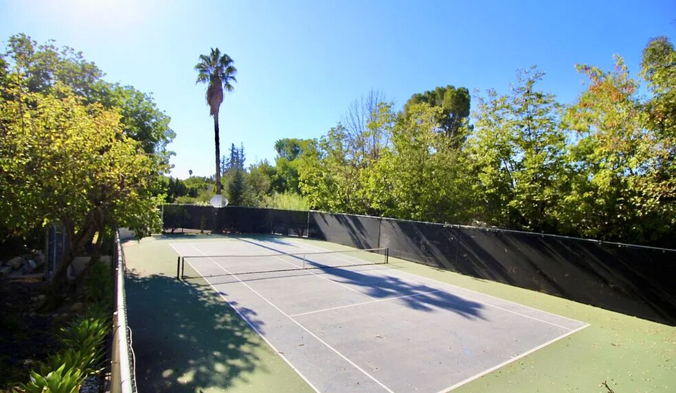 More Photos Of 19567 Oxnard St, Tarzana Assisted Living For Lease