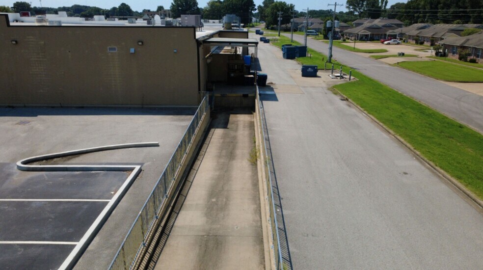 More Photos Of 129-145 Commons Dr, Martin Supermarket For Lease