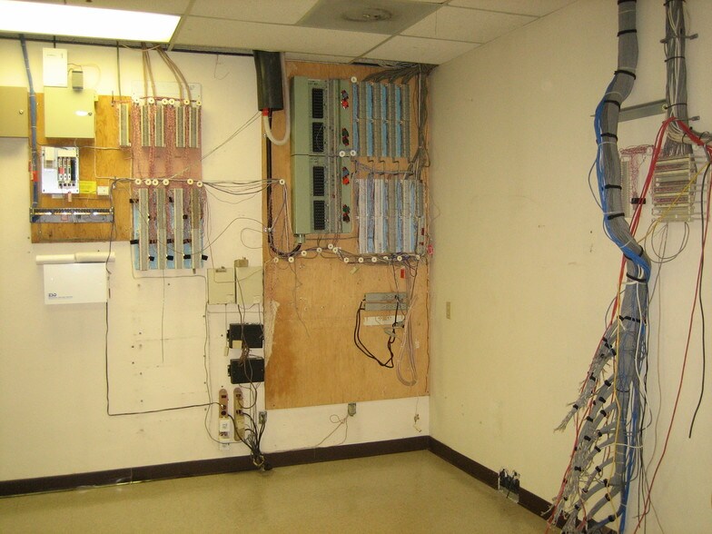 More Photos Of 3161 N 33rd Ave, Phoenix Research And Development For Lease