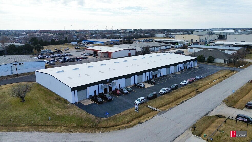 More Photos Of 1000-1008 N Commercial Blvd, Arlington Warehouse For Lease