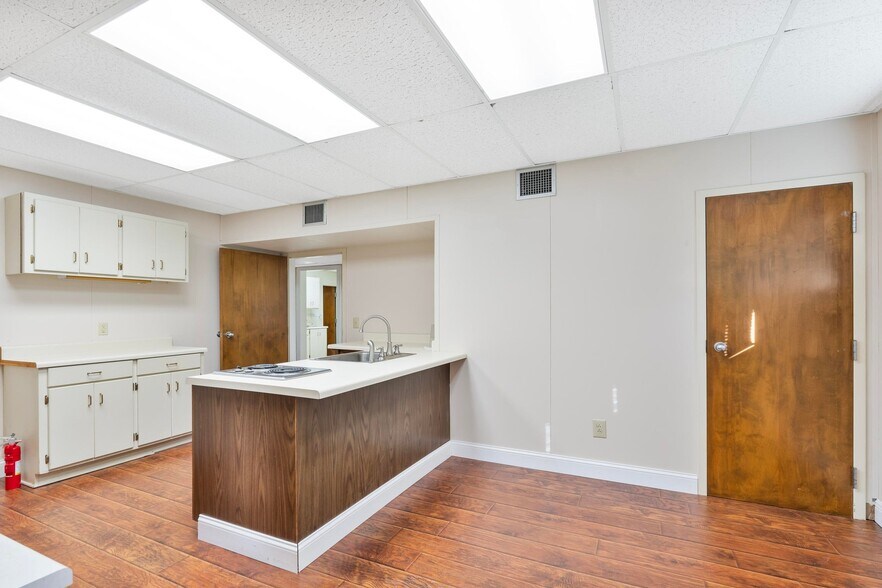 More Photos Of 428 Hospital Drive, Columbus Medical For Sale
