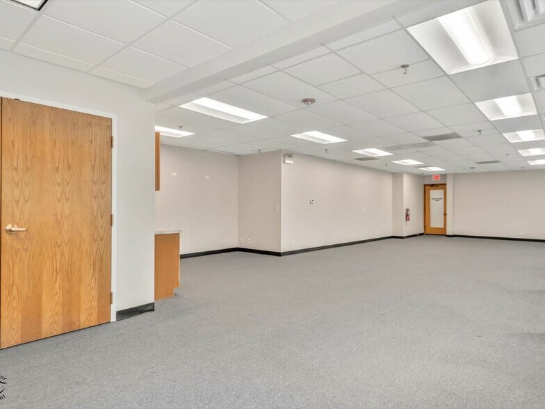 More Photos Of 1990 E Algonquin Rd, Schaumburg Office For Lease