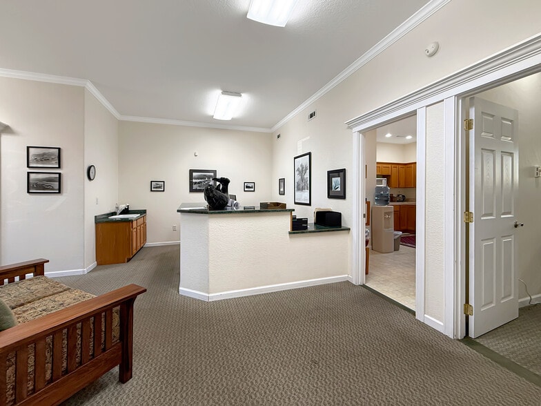 More Photos Of 624 Fleet St, Brookings Office For Sale