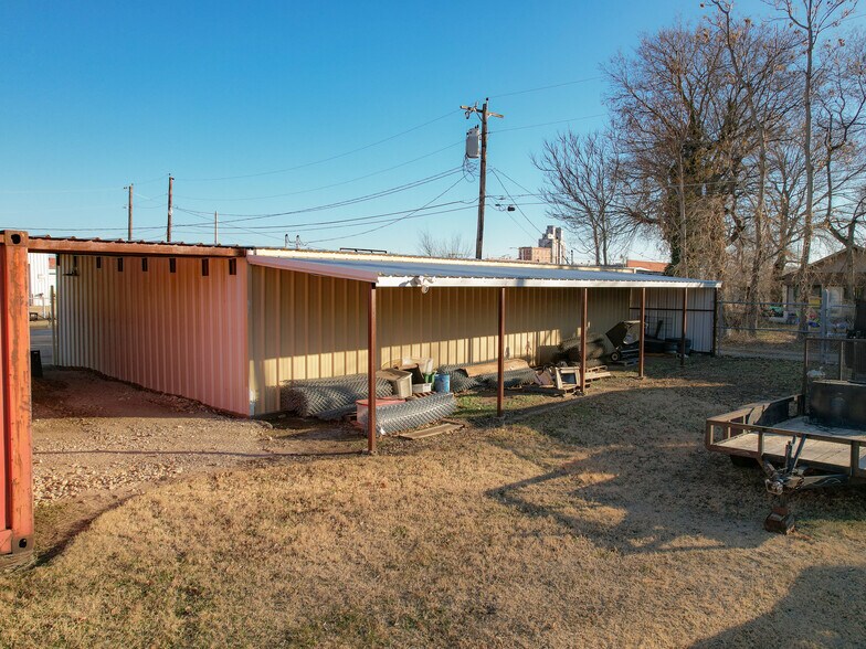 More Photos Of 210-212 N Pine St, Ponca City Light Distribution For Sale